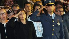Şehit Polis Kızına Siper Olmuştu Yaralı Kızı, Babasını Askeri Selamla Uğurladı