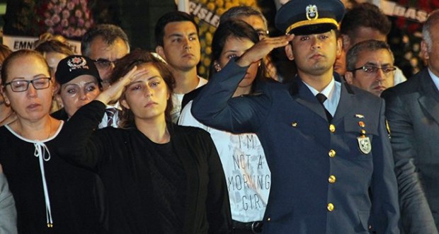 Şehit Polis Kızına Siper Olmuştu Yaralı Kızı, Babasını Askeri Selamla Uğurladı