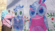 Nuran abla köyünün duvarlarını sanatsal çizimlerle süslüyor.