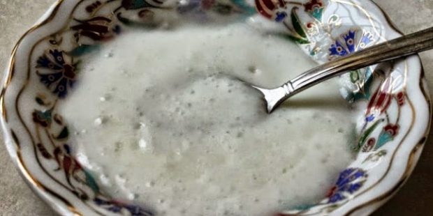 LEKESİZ BİR CİLT İÇİN YOĞURT KARBONAT MASKESİ