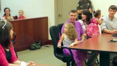 5 Yaşındaki Kız Evlat Edinilmek Üzere Mahkemeye Çıkarıldı. Arkasını Döndüğünde Gözlerine İnanamadı!