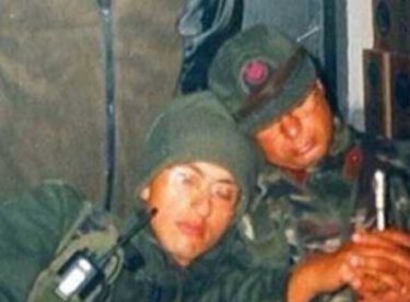 Nöbette uyurken Hulusi Akar’a yakalanan askerlerin görüntüsü sosyal medyada paylaşım rekoru kırıyor