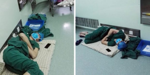 28 Saatlik İki Operasyonun Ardından Yere Yığılan Doktorun Fotoğrafı Viral Oldu