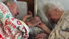 100 Yaşındaki Adam Eşinin Elini Son Anına Dek Bırakmadı