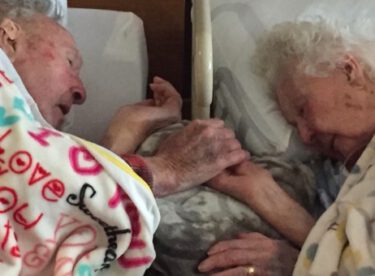 100 Yaşındaki Adam Eşinin Elini Son Anına Dek Bırakmadı