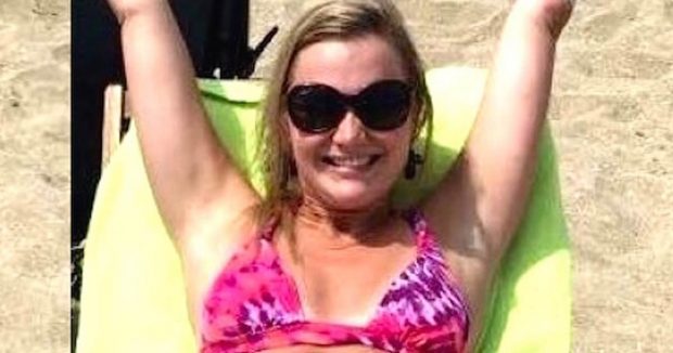 Herkes Kızın Bikinili Fotoğrafını Konuşuyor. Fotoğrafa Yakından Bakınca Nedenini Anlayacaksınız.