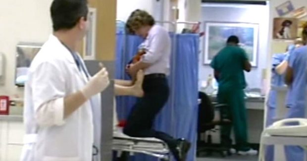 Kadın Doğum Sancısından İnlemeye Başladı. Arkasını Dönen Doktor Kollarında BUNU Buldu!
