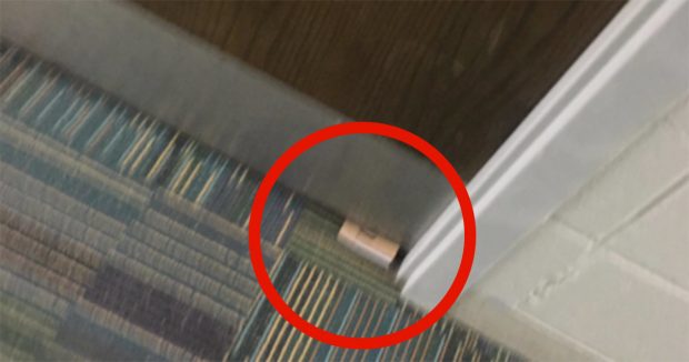 Komşusunun Romantik Aktivitelerinden Rahatsız Oldu – Gürültü Yapmamaları İçin Kapının Altına Not Bıraktı