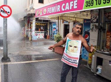 Kayıp annesi Fahriye Kara için adliye önünde aracını ateşe verdi