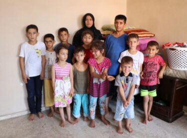 Savaştan kaçtı, 16 çocukla tek odalı evde yaşıyor