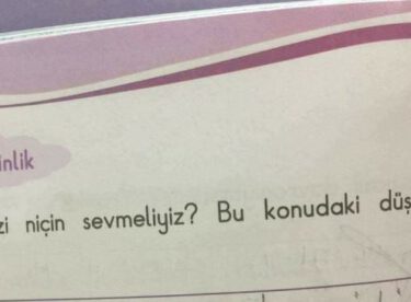 Öğretmen, ‘annemizi niçin sevmeliyiz?’ diye sordu ilkokul ikinci sınıf öğrencisinin verdiği cevap öğretmeni gözyaşlarına boğdu