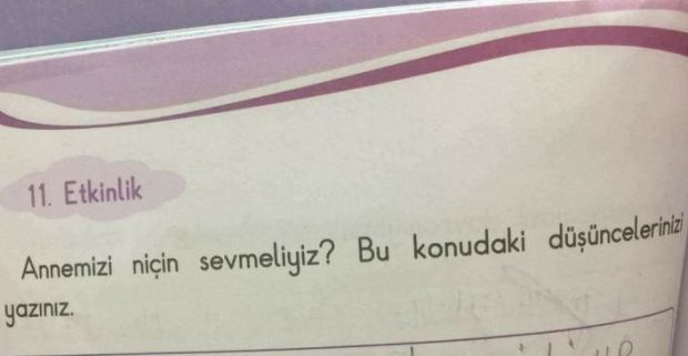 Öğretmen, ‘annemizi niçin sevmeliyiz?’ diye sordu ilkokul ikinci sınıf öğrencisinin verdiği cevap öğretmeni gözyaşlarına boğdu