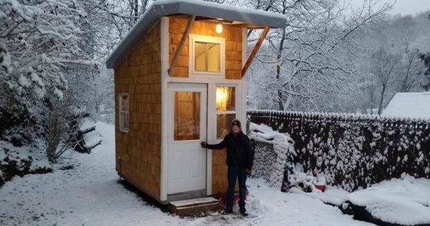 13 Yaşındaki Çocuk 1500 Dolara Kendi Evini İnşa Etti – Herkes Yetenekli Miniği Konuşuyor