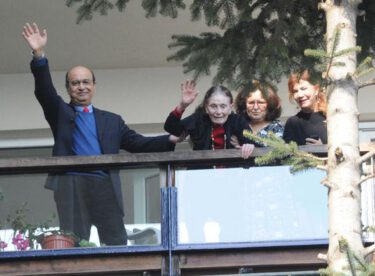 Yıldız Kenter, öğrencilerinin sürpriziyle gözyaşlarına boğuldu