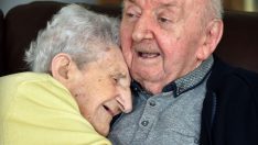 98 Yaşındaki Anne Yalnız Kalmasın Diye 80 Yaşındaki Huzurevinde Kalan Oğlunun Yanına Taşındı