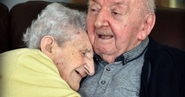 98 Yaşındaki Anne Yalnız Kalmasın Diye 80 Yaşındaki Huzurevinde Kalan Oğlunun Yanına Taşındı