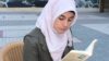Edebiyat öğretmeninin sosyal medya üzerinden düzenlendiği kitap okuma etkinliğe kimse katılmayınca tek başına kitap okudu