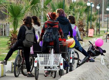 ‘Bisiklete binerek tahrik ediyorsunuz’ saldırısından sonra kadınlar ilçeyi bastı!