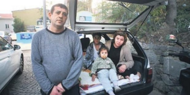 Kira ödeyemeyen kızı ve damadını torunlarıyla birlikte sokağa attı