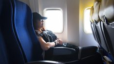 Avukat Uçakta Bir Anneyi Rahatsız Eder – Annenin Aldığı İntikamı Okuyunca Kahkaha Atacaksınız