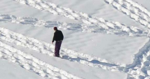 Fotoğrafı Yakınlaştırmadan Adamın Yaptığı Büyüleyici Şeyi Asla Anlayamayacaksınız!