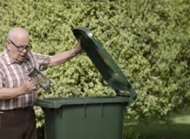Yaşlı Adam Yeni Eşyalarını Çöpe Attı – Nedenini Öğrenince Gözleriniz Dolacak