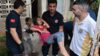 Bayram için çocuklara hediye getiren öğretmen gördü… Adana’da yürek burkan olay