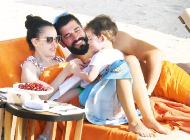 Fahriye Evcen ile Burak Özçivit’in deniz romantizmi