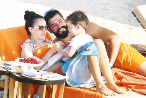 Fahriye Evcen ile Burak Özçivit’in deniz romantizmi